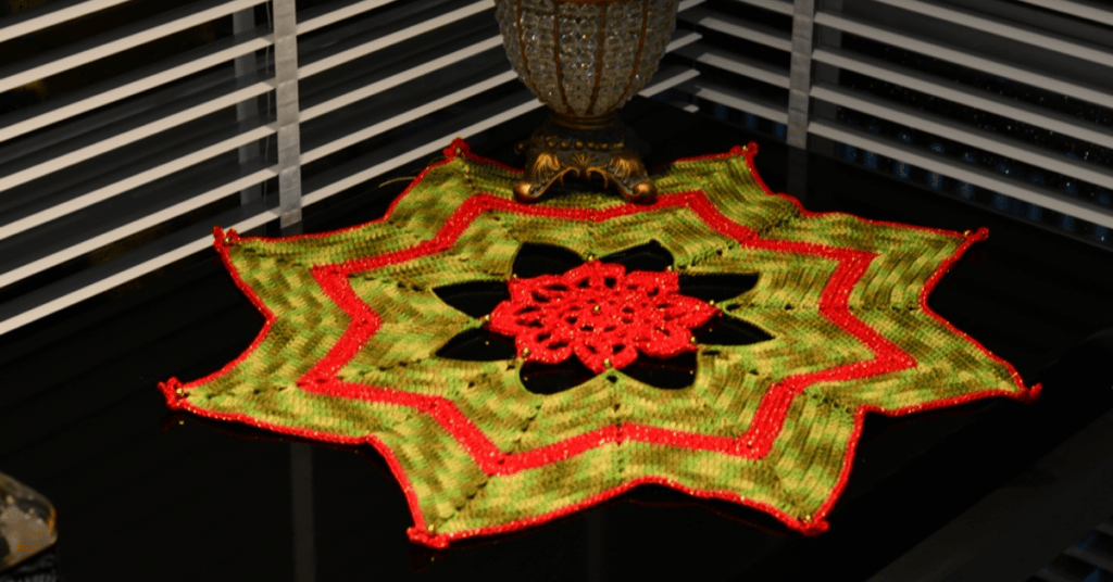 centro de mesa verde e vermelho em crochê
