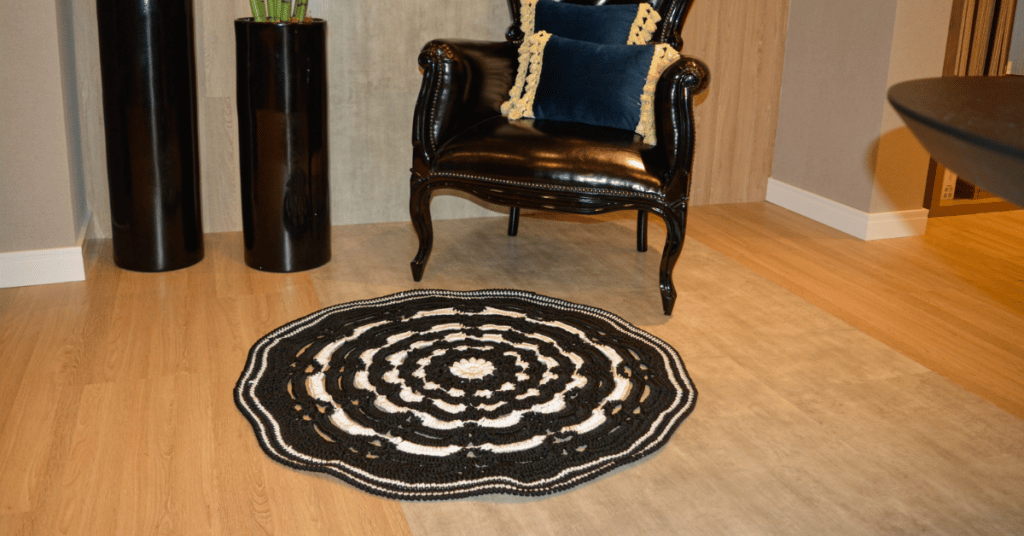 Lindo tapete redondo listrado de crochê na cor preto e branco: Passo a passo com gráfico