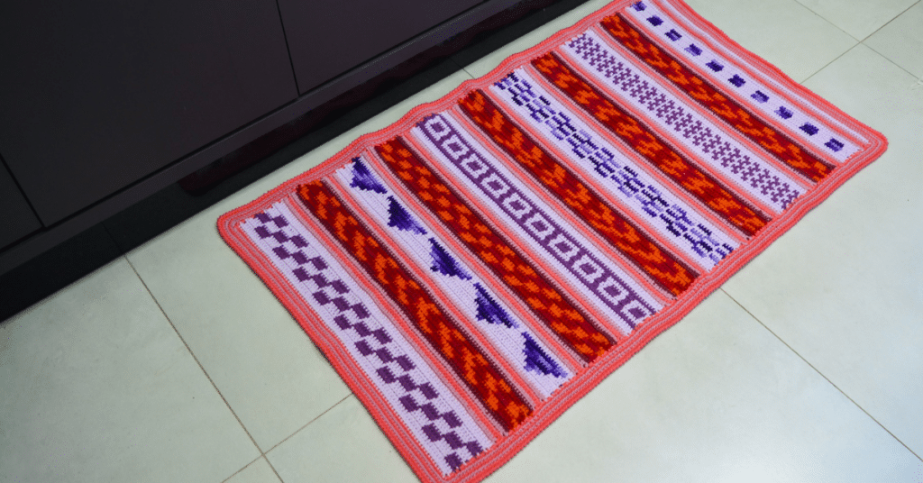 Faça o lindo tapetinho veludo em crochê: Passo a passo com gráficos