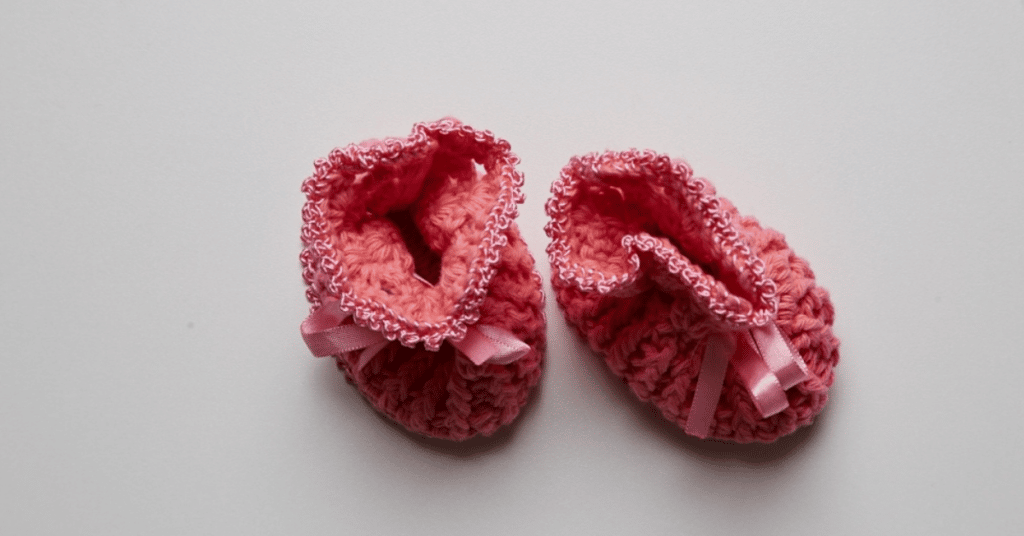 Faça o lindo sapatinho rosa para bebê em crochê: Passo a passo com gráficos