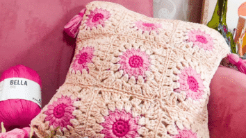 Almofada de crochê Rosa com BELLA