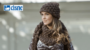 Conjunto Gorro e Cachecol Marrom em Tricô - Cisne Moonlight