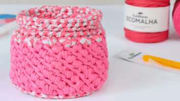 Cesto de Fio de Malha Rosa com Estampa