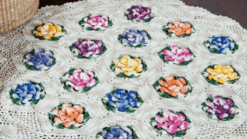 Tapete de crochê com hexágonos com rosas
