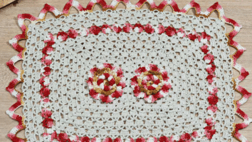 Tapete de crochê rosa e caramelo