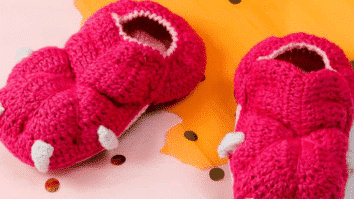 Pantufa infantil de crochê dragão rosa Cisne D’ Primera