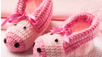 Sapatinho de crochê porquinho rosa Super Bebê