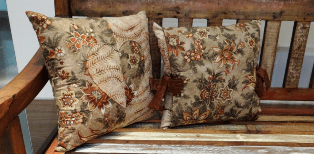 Elegância Patchwork: Almofada Maison e Batik, Uma Fusão de Estilos - COM MOLDE