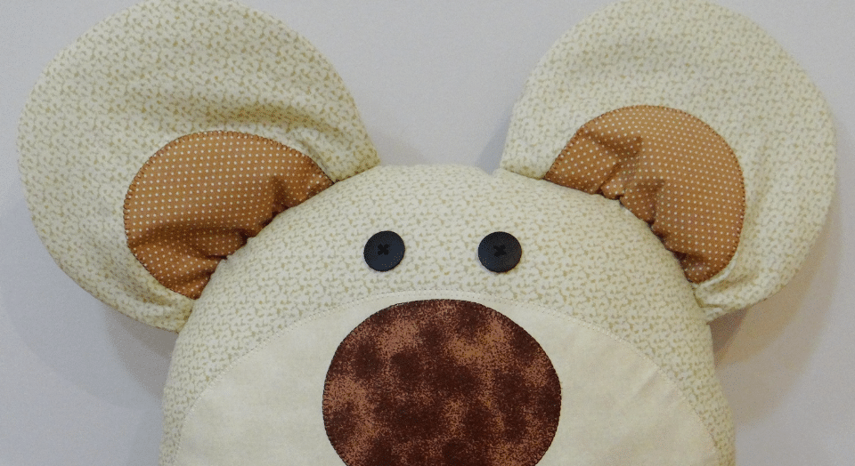 Almofada Urso em Patchwork, uma Ternura Costurada à Mão: Com Gráfico