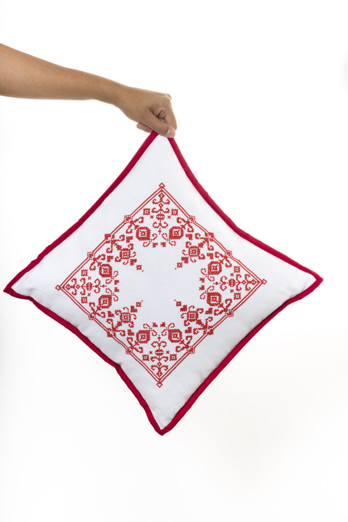 almofada com desenhos abstratos