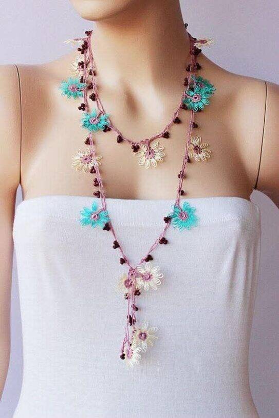 Colar de Crochê com Mini Flores: Delicadeza em Forma de Acessório
