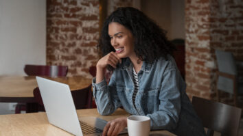 Como ganhar dinheiro na internet? Ideias para aumentar sua renda em 2025! - Foto: Freepik