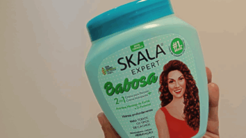 Usei e recomendo o Creme 2 em 1 de Tratamento Babosa da Skala (Dá até pra fazer co-wash para cabelo cacheado!)