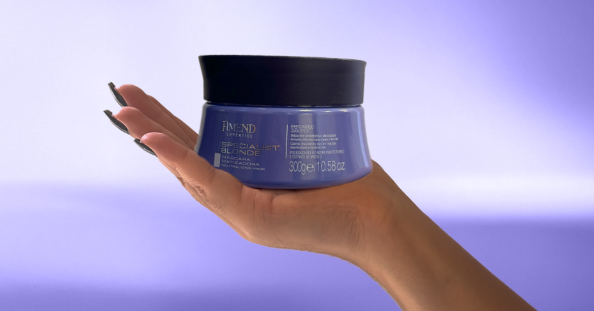 mão segurando a máscara matizadora Amend Specialist Blonde