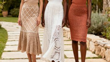 Mulheres usando saias de crochê feitas à mão com fios sustentáveis em tons neutros e naturais, exibindo movimento, leveza e elegância artesanal em ambiente externo iluminado.