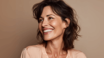 Mulher com 50 anos em média feliz e sorrindo representando uma pessoa com autoestima elevada