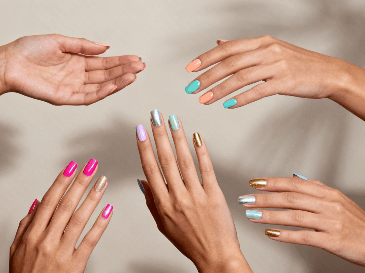 Unhas pintadas em cores tendência do verão 2025, com tons vibrantes como pêssego, turquesa, lilás, dourado e pink metálico, simbolizando alegria e elegância.