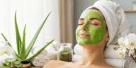 Ingredientes naturais para máscara facial de babosa, com folha cortada, gel transparente, mel e óleo de coco em frascos de vidro, sobre bancada iluminada.