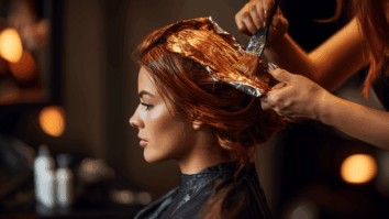 Imagem gerada por IA de mulher tingindo o cabelo em um salão de beleza