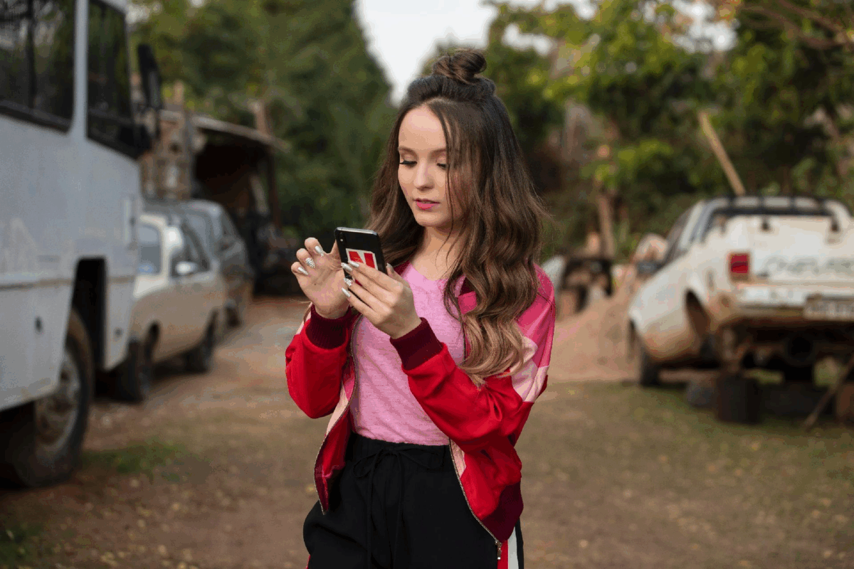Cena do filme Modo Avião da Netflix