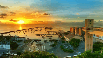 Vista do Elevador Lacerda em Salvador com o pôr do sol sobre a Baía de Todos-os-Santos. — Crédito da Foto: Sufotur/Divulgação Tatiana Aeviche e Setur